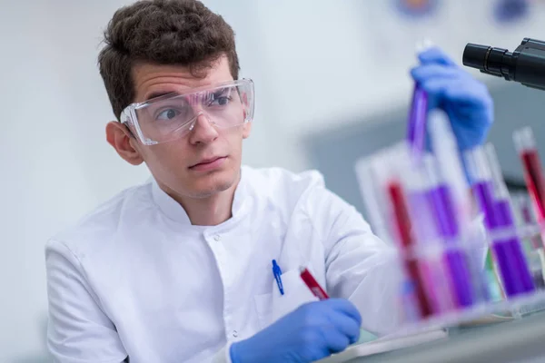 Jonge Student Met Beschermende Bril Maken Chemie Experiment Helder Laboratorium — Stockfoto