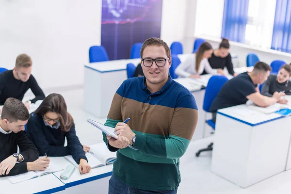 Jovem Estudante Sexo Masculino Com Outros Escrevendo Notas Sala Aula — Fotografia de Stock