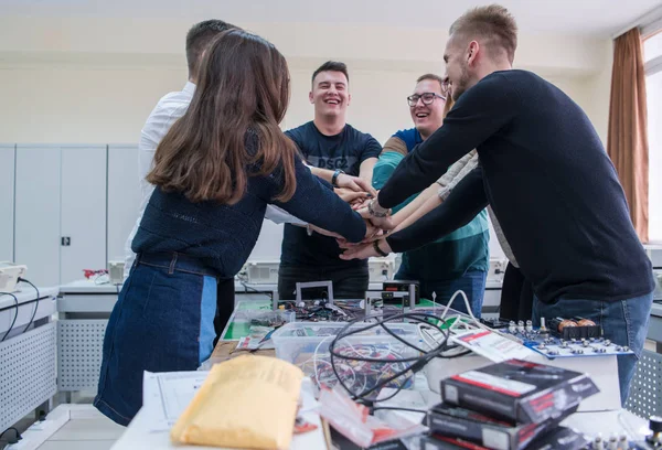 Grupo Jóvenes Estudiantes Aula Electrónica Celebrando Con Éxito Proyecto Terminado — Foto de Stock