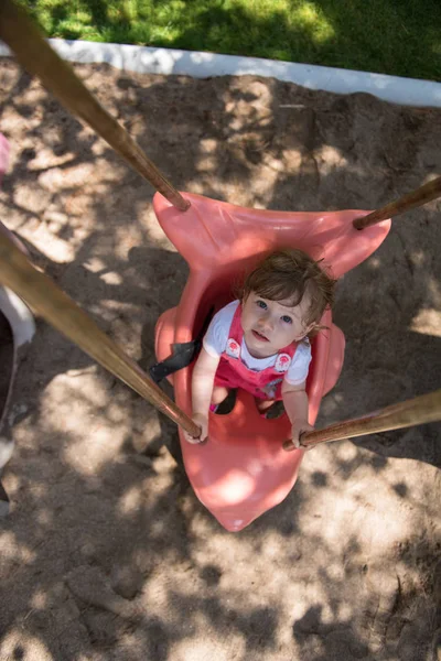 Allegro Sorridente Carina Bambina Divertendosi Mentre Oscillava Parco Giochi Nel — Foto Stock