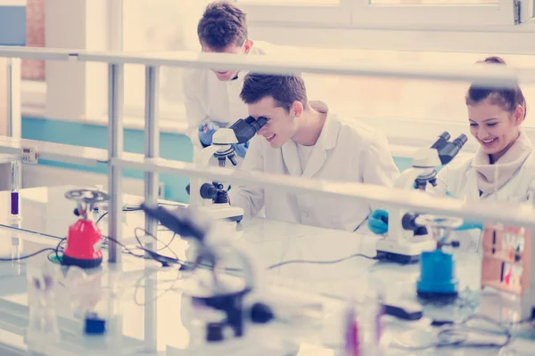 Grupo Jovens Estudantes Medicina Fazendo Pesquisa Juntos Laboratório Química Trabalho — Fotografia de Stock
