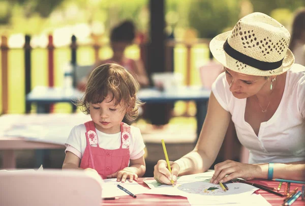 Giovane Madre Sua Piccola Figlia Trascorrono Allegramente Del Tempo Insieme — Foto Stock