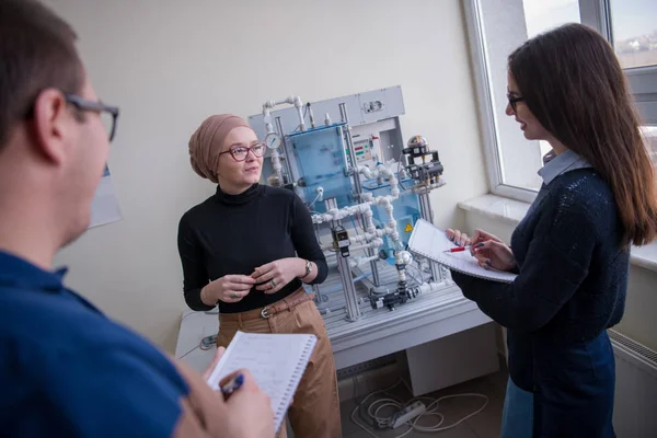 Grupo Estudantes Que Praticam Prática Profissional Técnica Com Jovens Professoras — Fotografia de Stock