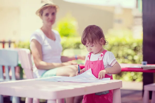 Fiatal Anya Kis Lánya Vidáman Kiadási Időt Együtt Használva Ceruzával — Stock Fotó