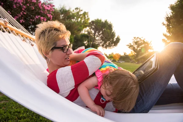 Feliz Madre Pequeña Hija Disfrutando Del Tiempo Libre Usando Computadora — Foto de Stock