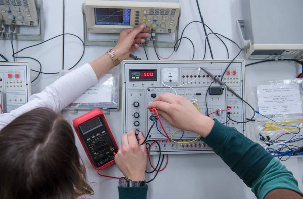 Blick Von Oben Auf Eine Gruppe Junger Studenten Die Technische — Stockfoto