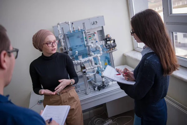 Gruppe Von Studentinnen Die Technische Berufspraxis Mit Jungen Muslimischen Lehrerinnen — Stockfoto