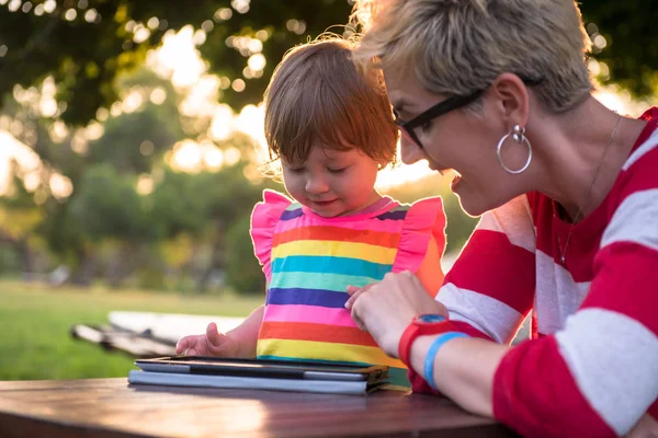 Happy Mother Her Little Daughter Enjoying Free Time Using Tablet — Stock Photo, Image