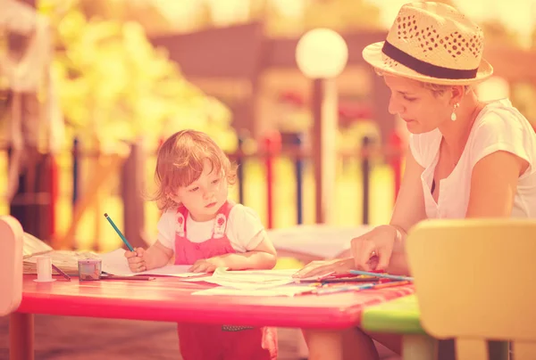 Jovem Mãe Sua Filhinha Alegremente Passar Tempo Juntos Usando Lápis — Fotografia de Stock