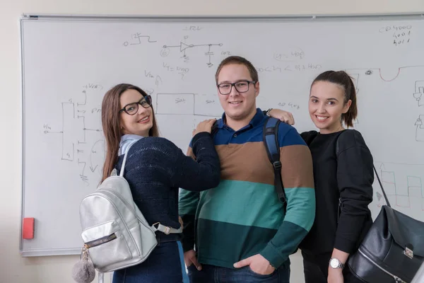 Retrato Grupo Jóvenes Estudiantes Pie Frente Pizarra Blanca Mirando Cámara —  Fotos de Stock