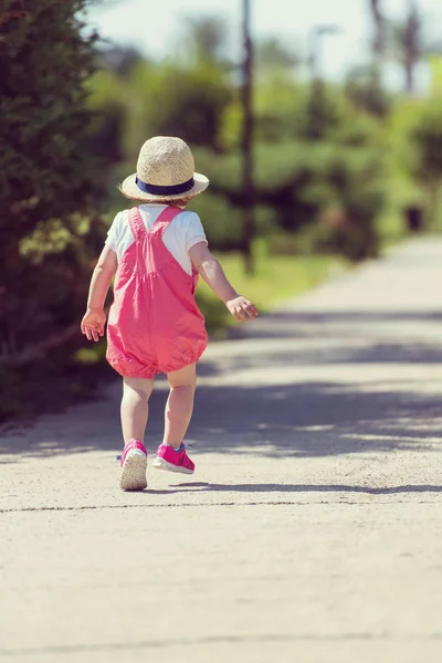 Linda Niña Con Sombrero Alegremente Pasar Tiempo Mientras Ejecuta Parque —  Fotos de Stock