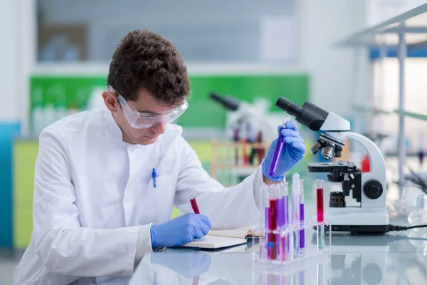 Jovem Estudante Com Óculos Proteção Fazendo Experiência Química Laboratório Brilhante — Fotografia de Stock