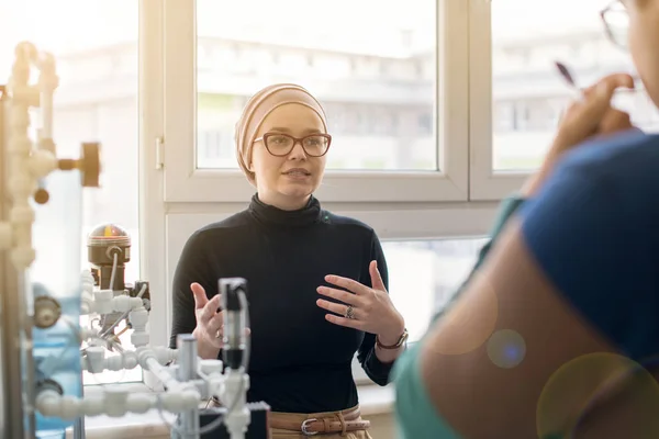 Studenten Doen Technische Beroepspraktijk Met Jonge Vrouwelijke Moslimleraar Het Concept — Stockfoto