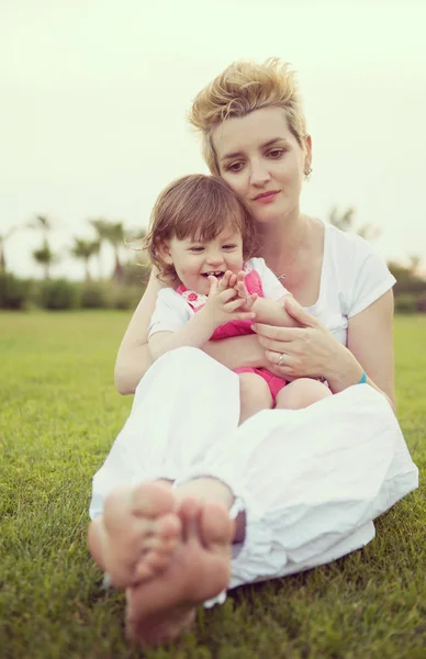 Young Mother Cute Little Daughter Enjoying Free Time Playing Backyard — Stock Photo, Image