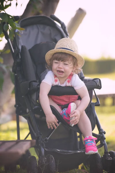 Kleines Und Sehr Schönes Mädchen Das Kinderwagen Sitzt Und Auf — Stockfoto