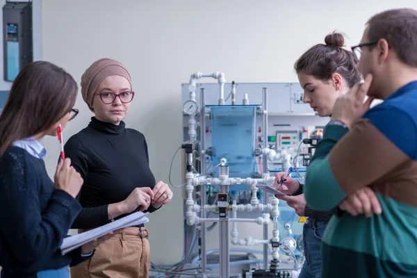 Skupina Studentů Kteří Vykonávají Odbornou Praxi Mladou Muslimkou Učitelkou Elektronické — Stock fotografie