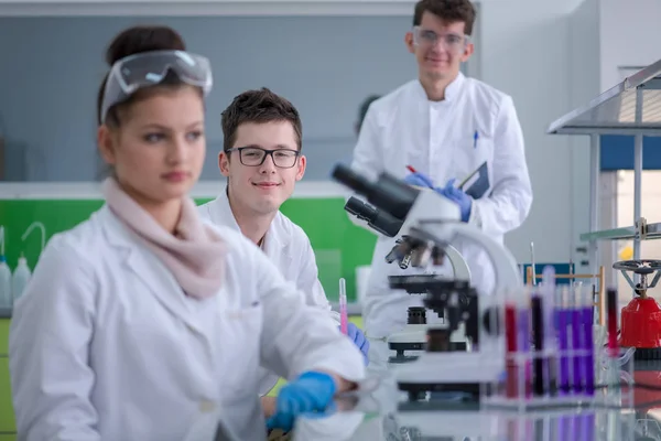 Grupo Jóvenes Estudiantes Medicina Que Investigan Juntos Laboratorio Química Trabajo —  Fotos de Stock