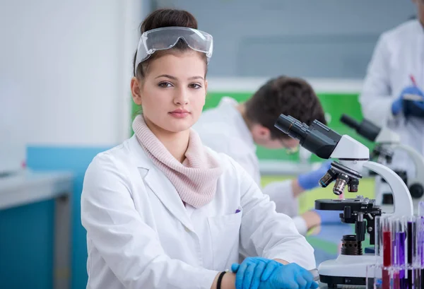 Grupp Unga Medicinska Studenter Som Forskar Tillsammans Kemilaboratorium Lagarbete Högskolestudenter — Stockfoto