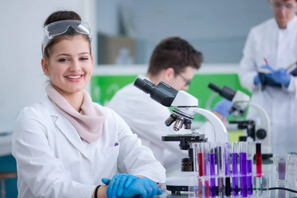 Grupp Unga Medicinska Studenter Som Forskar Tillsammans Kemilaboratorium Lagarbete Högskolestudenter — Stockfoto