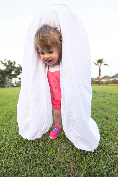 Jonge Moeder Schattig Dochtertje Genieten Van Vrije Tijd Buiten Spelen — Stockfoto