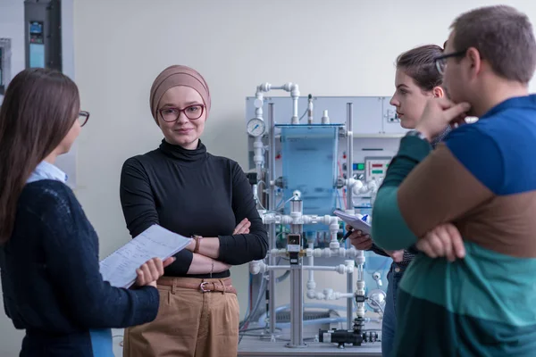 Grupo Estudantes Que Praticam Prática Profissional Técnica Com Jovens Professoras — Fotografia de Stock