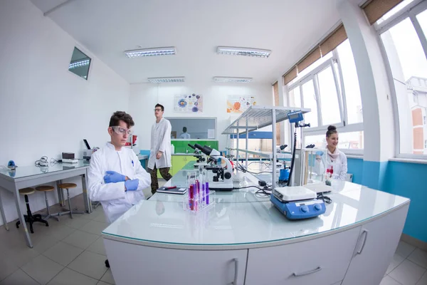 Grupo Jovens Estudantes Medicina Fazendo Pesquisa Juntos Laboratório Química Trabalho — Fotografia de Stock