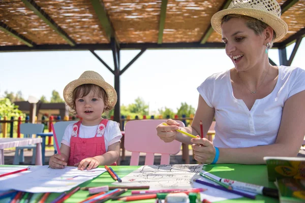 Giovane Madre Sua Piccola Figlia Trascorrono Allegramente Del Tempo Insieme — Foto Stock