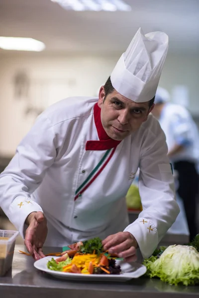 Chef Servant Une Salade Légumes Dans Une Assiette Dans Cuisine — Photo