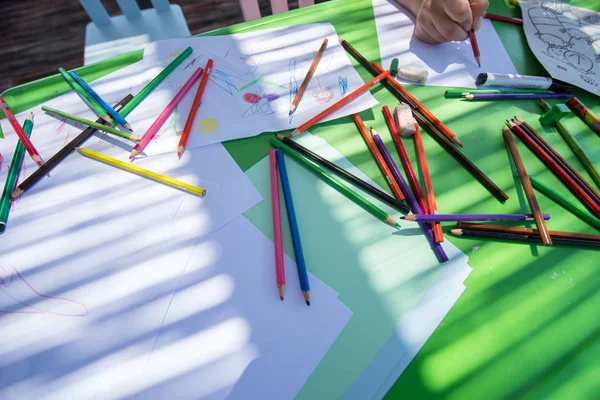 Close Mãos Usando Lápis Lápis Cera Desenhar Colorido Imagens Playschool — Fotografia de Stock