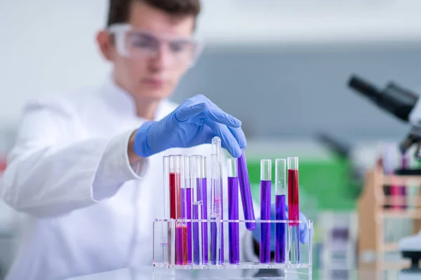 Junge Studentin Mit Schutzbrille Macht Chemie Experiment Hellen Labor Ausbildungs — Stockfoto