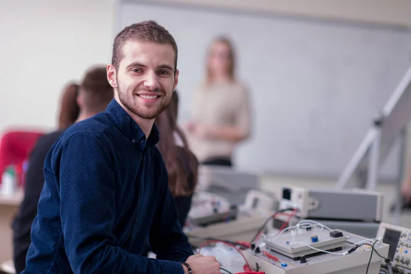 Skupina Mladých Studentů Provádějících Odbornou Praxi Učitelem Elektronické Učebně Koncepci — Stock fotografie