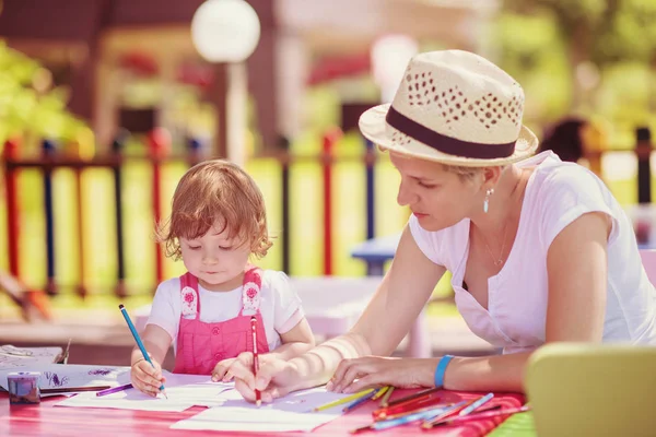 Giovane Madre Sua Piccola Figlia Trascorrono Allegramente Del Tempo Insieme — Foto Stock