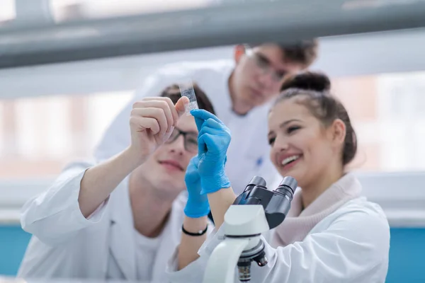 Grupo Jóvenes Estudiantes Medicina Que Investigan Juntos Laboratorio Química Trabajo —  Fotos de Stock