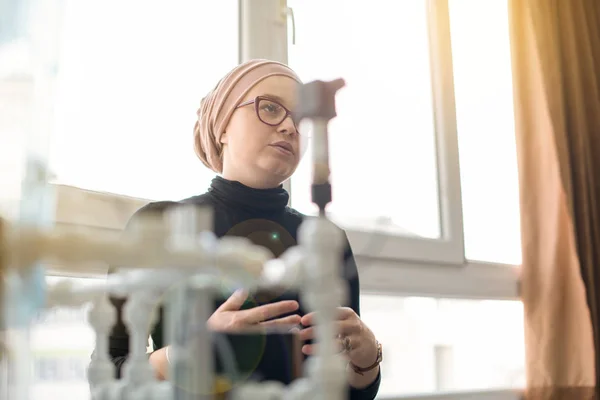 Ritratto Una Giovane Studentessa Musulmana Piedi Aula Elettronica Concetto Istruzione — Foto Stock