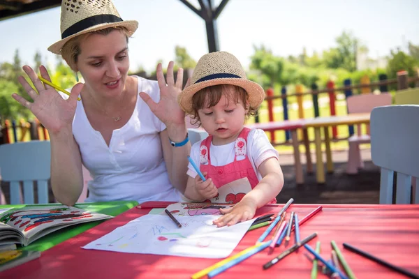 Giovane Madre Sua Piccola Figlia Trascorrono Allegramente Del Tempo Insieme — Foto Stock