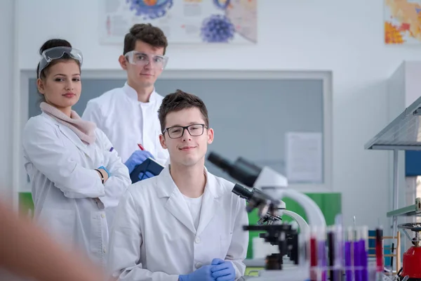 Grupo Jóvenes Estudiantes Medicina Que Investigan Juntos Laboratorio Química Trabajo —  Fotos de Stock