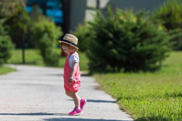 夏の朝に公園で走りながら元気に過ごす帽子を被った可愛い女の子 — ストック写真