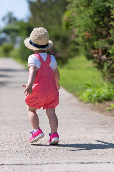 夏天的早晨 戴着帽子的可爱的小女孩在公园里跑来跑去 高兴地打发时间 — 图库照片