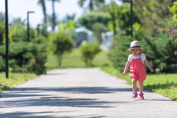 Nettes Kleines Mädchen Mit Hut Verbringt Fröhlich Zeit Beim Laufen — Stockfoto