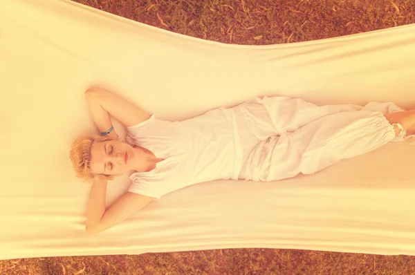 美丽的年轻女子享受自由时间 而在后院的白色吊床休息 — 图库照片
