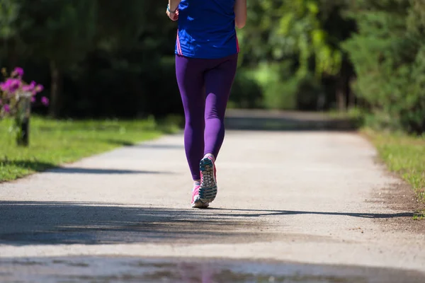 Giovane Atleta Corridore Femminile Formazione Maratona Esecuzione Bellissimo Parco Tropicale — Foto Stock