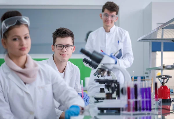 Grupa Młodych Studentów Medycyny Prowadzących Razem Badania Laboratorium Chemicznym Praca — Zdjęcie stockowe
