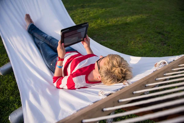 Jonge Vrouw Met Behulp Van Een Tablet Terwijl Ontspant Hangmat — Stockfoto