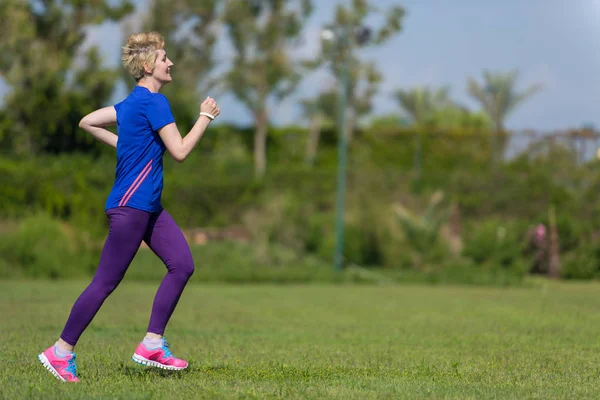 Fiatal Sportos Női Futó Képzés Maratoni Futás Gyönyörű Trópusi Park — Stock Fotó