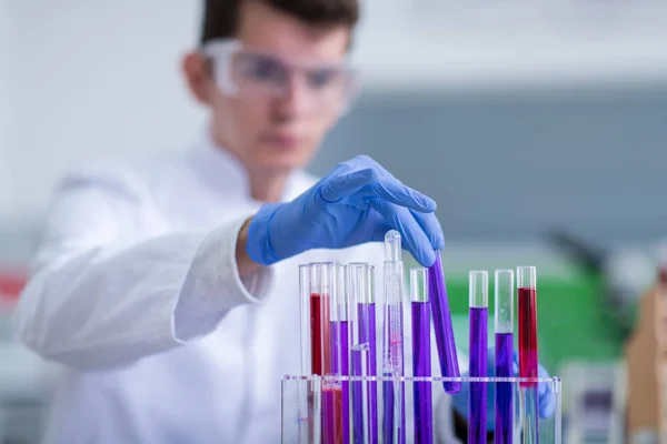 明るい研究室で化学実験をする若い学生教育と医学の概念 — ストック写真