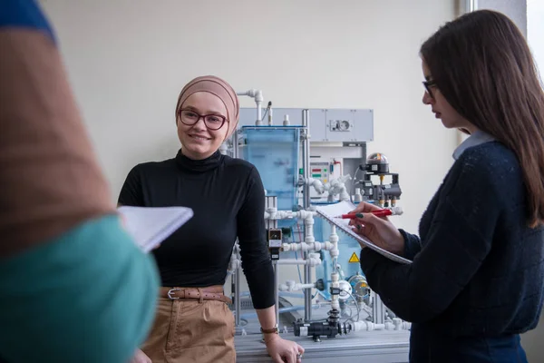 Gruppe Von Studentinnen Die Technische Berufspraxis Mit Jungen Muslimischen Lehrerinnen — Stockfoto