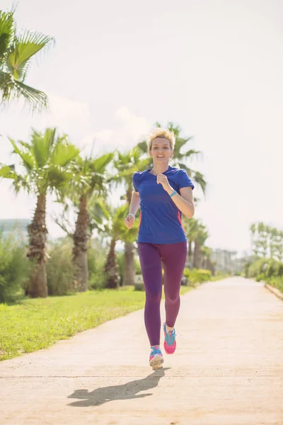 Fiatal Sportos Női Futó Képzés Maratoni Futás Gyönyörű Trópusi Park — Stock Fotó