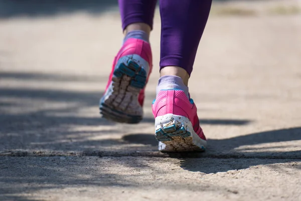 Junge Sportliche Läuferin Trainiert Sonnigen Morgen Wunderschönen Tropenpark Für Den — Stockfoto