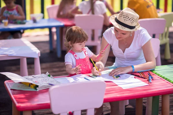 Giovane Madre Sua Piccola Figlia Trascorrono Allegramente Del Tempo Insieme — Foto Stock