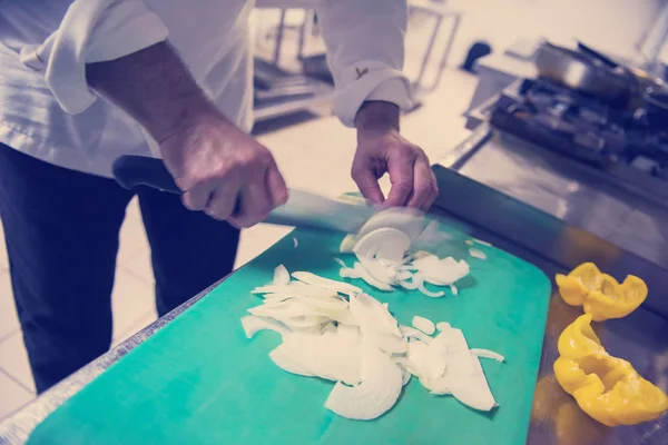 Chef Mains Coupant Légumes Frais Délicieux Pour Cuisine Salade — Photo